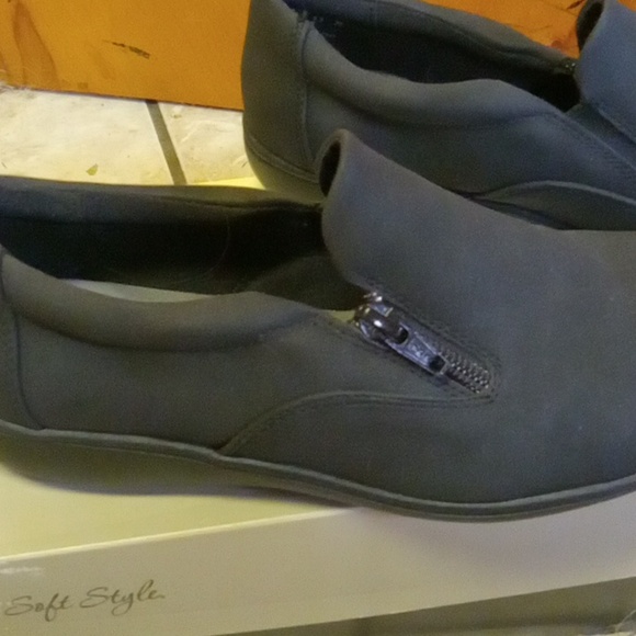 Soft Style  Black size  7 1/2 wide - Picture 2 of 3